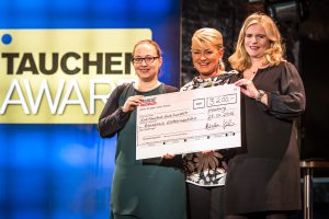 Ilona Mahamoud (links), Verwaltungsleiter der Reha-Klinik Katharinenhöhe bekam den Spenden-Scheck über 3200 Euro von der Verlegerin Alexandra Jahr (mitte) überreicht. Foto: Stefan von Stengel