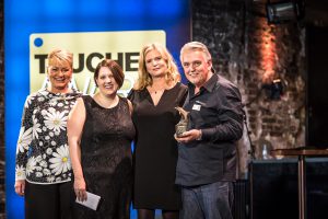 Verlegerin Alexandra Jahr, Johanna Ricker (Laudatorin), Maike Grützediek (Chefredakteurin) und Gerhard Wegner, der den Ehren-Award erhielt (von links). Foto: Stefan von Stengel