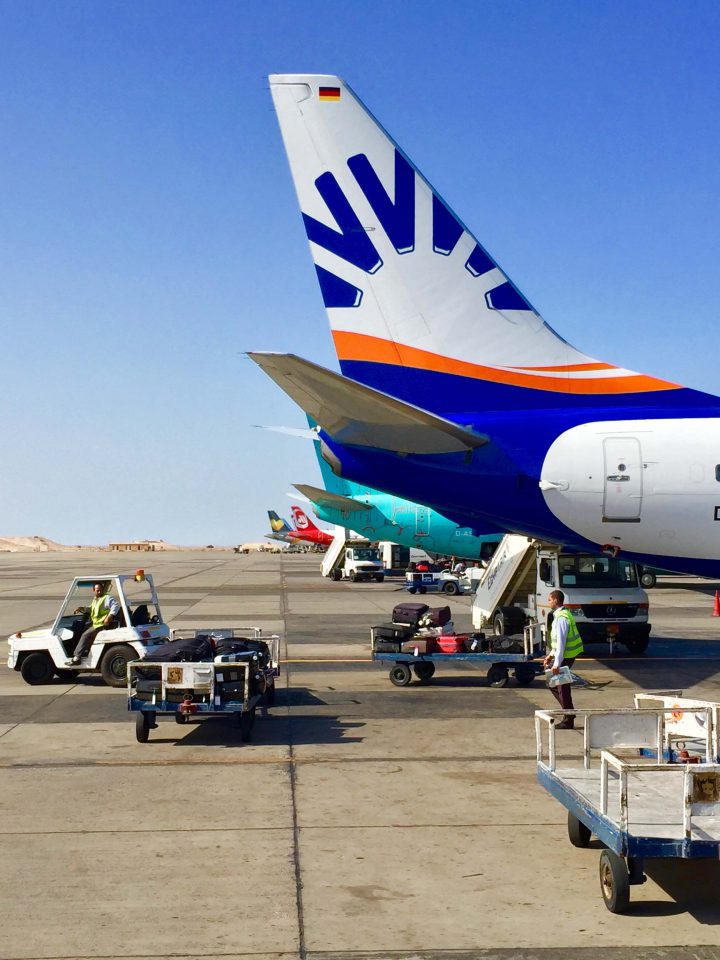 Ferienflieger auf dem Flughafen in Hurghada: Zeitweise waren die Verbindungen nach Ägypten eingeschränkt. Foto: Sascha Tegtmeyer