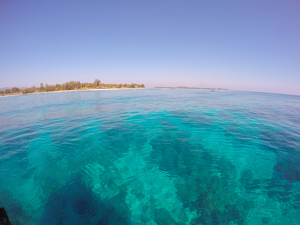 Glasklares und türkisfarbenes Wasser umgibt die Insel Gili Trawangan.