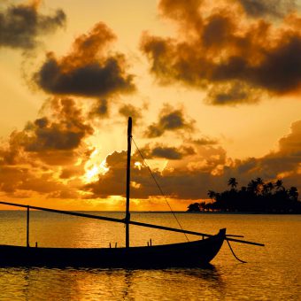 Perfekter Sonnenuntergang – mit Blick auf Dhoni und unbewohntes Inselchen. Fotos: Norbert Probst