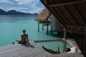 Die 17 Cottages des Misool Eco Resorts sind im landestypischen Stil erbaut und erlauben den Blick auf das Korallenriff.