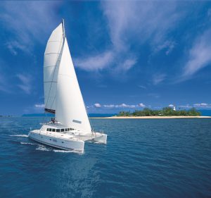 Mit dem „Sailaway“-Katamaran geht es nach Low Isles zum Baden und Schnorcheln (Tourism and Events Queensland)
