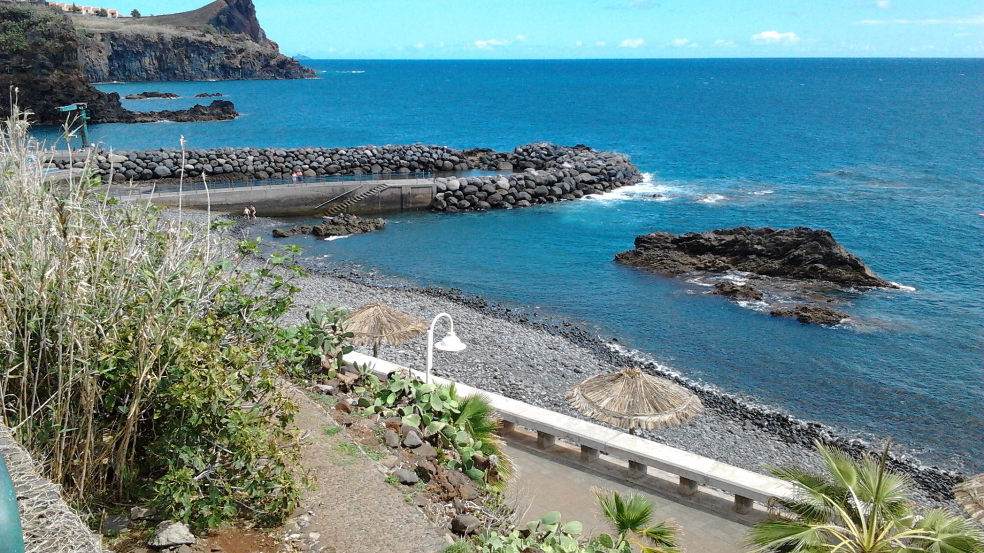 Strand von Reis Magos in Canico del Baixo heute: Die Gewässer um Madeira sind ein Traum für Taucher. Foto: Madeira Diving