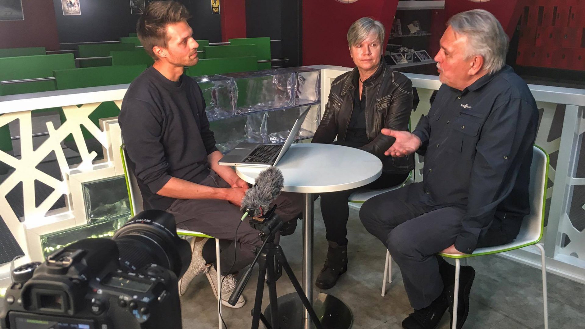 TAUCHEN-Redakteur Timo Dersch spricht mit Haischützer Gerhard Wegner.