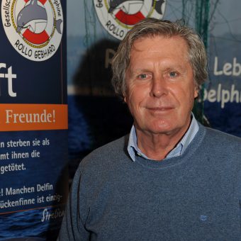 Der Schauspieler Sigmar Solbach am Stand der Gesellschaft zur Rettung der Delphine auf der Boot in Düsseldorf.