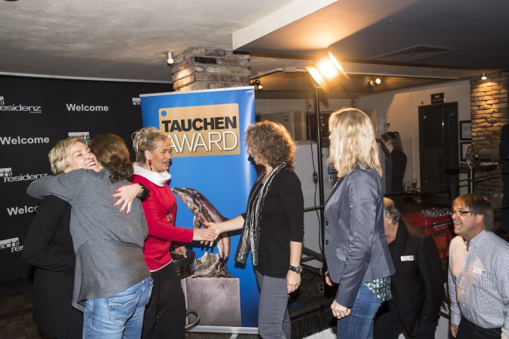 TAUCHEN-Verlegerin Alexandra Jahr gratuliert dem Team von Diving Centers Werner Lau. Foto: Stefan von Stengel