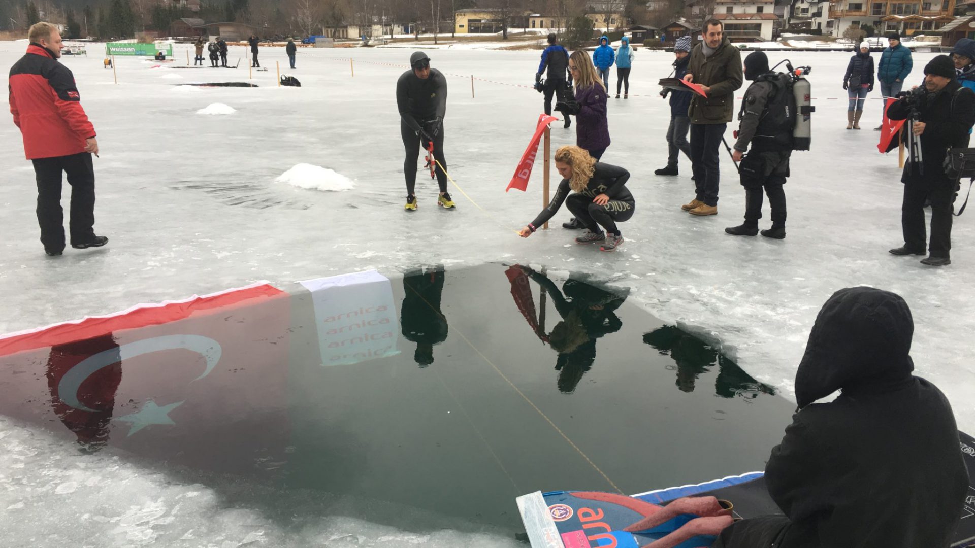 Apnoe-Weltrekord im Streckentauchen unter Eis: Die türkische Fahne wurde im Loch im Eis gehisst.