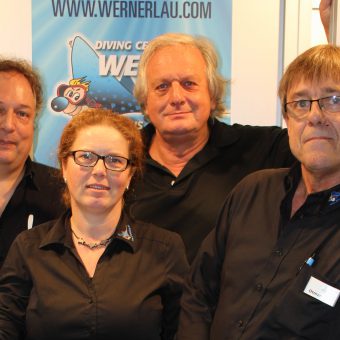 Inhaber und Namensgeber Werner Lau (3.v.l.) mit seinem InterDive-Messeteam.