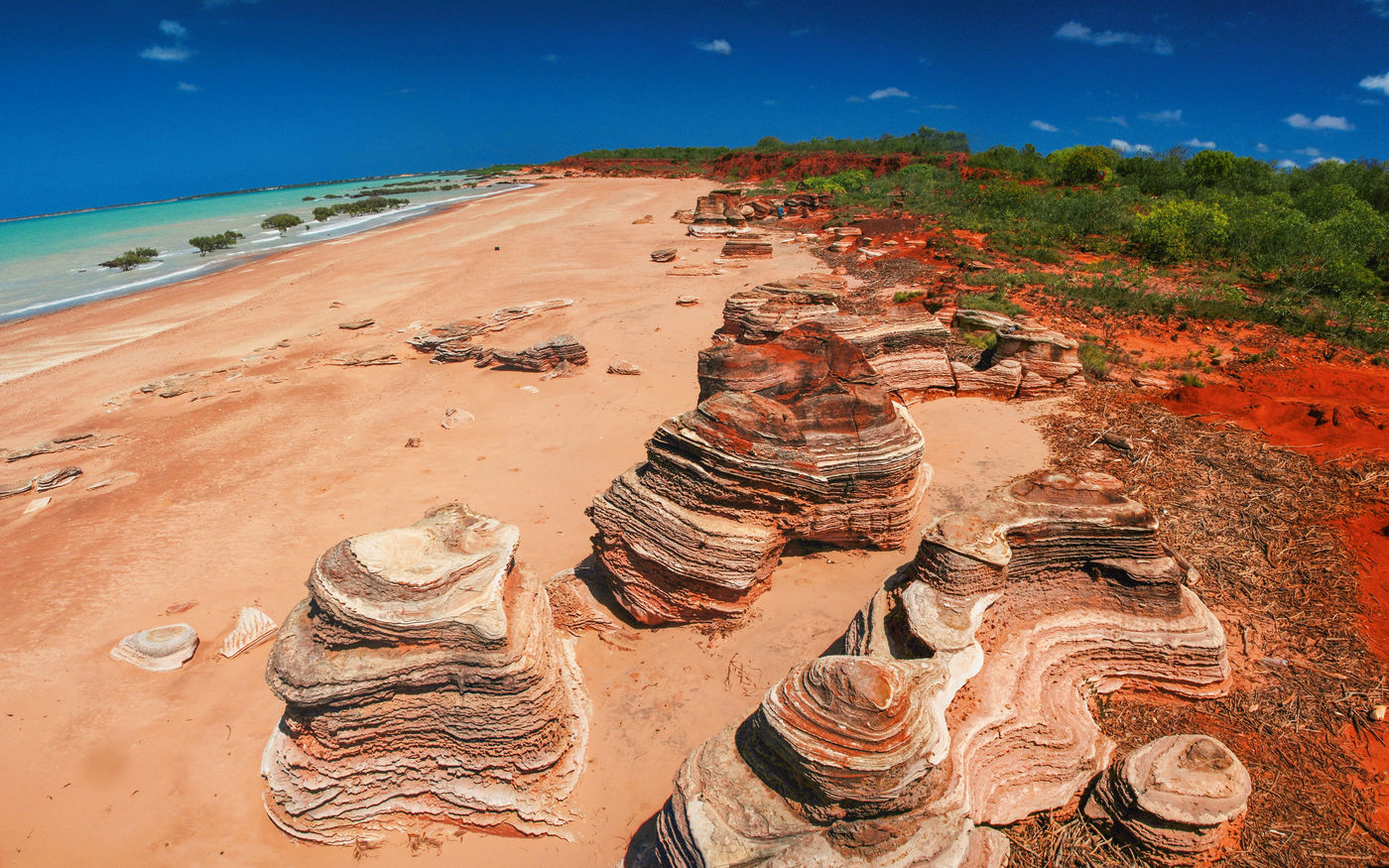 Bei Broome findet man einsame Strände mit bizarren Sandsteinformationen.