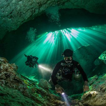 Spannende Lichtstimmung im Cavern-Bereich einer der Cenoten in Mexiko.