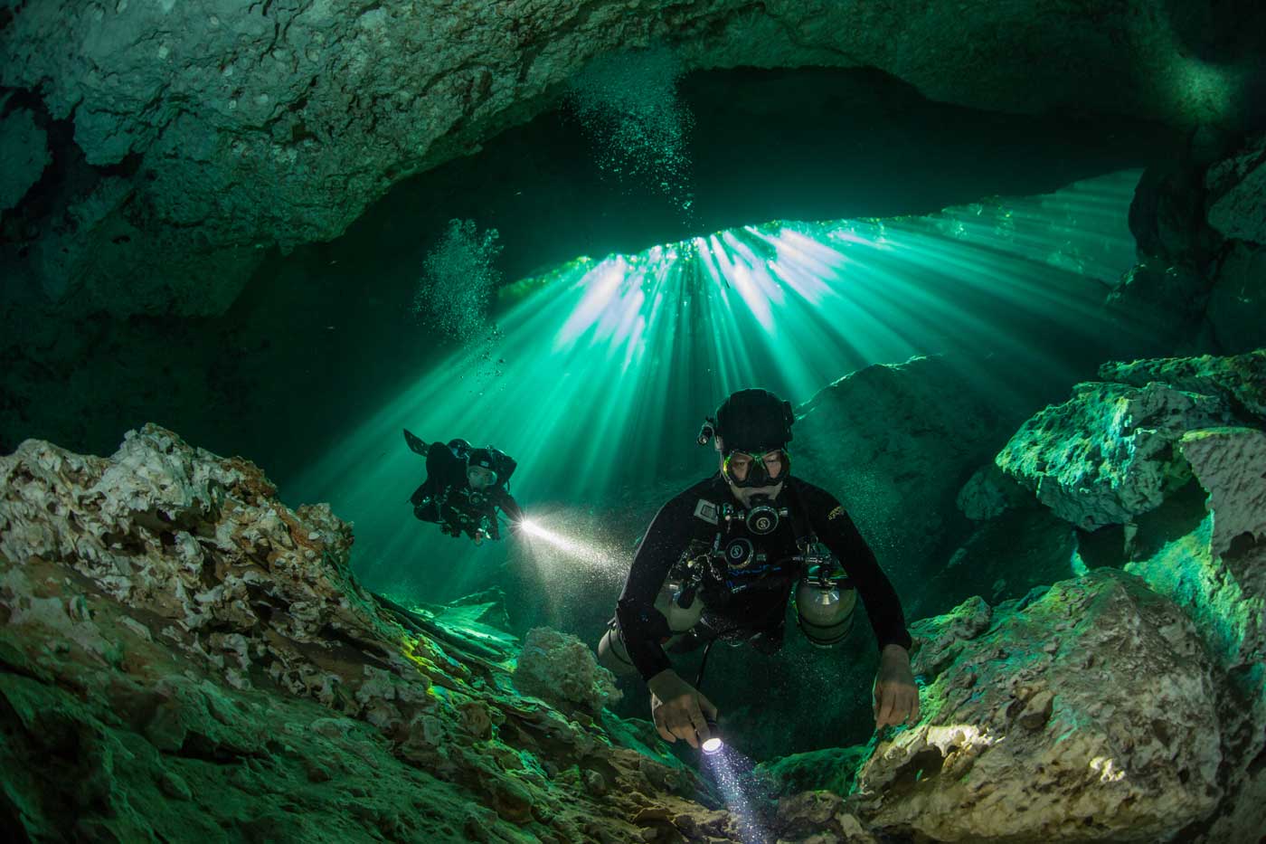 Spannende Lichtstimmung im Cavern-Bereich einer der Cenoten in Mexiko.