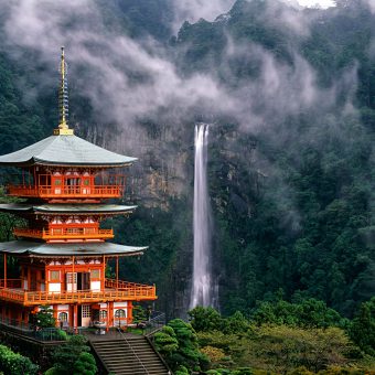 Blick auf den höchsten Wasserfall Japans und den malerischen Tempel Seiganto-ji. Foto: Visit Wakayama