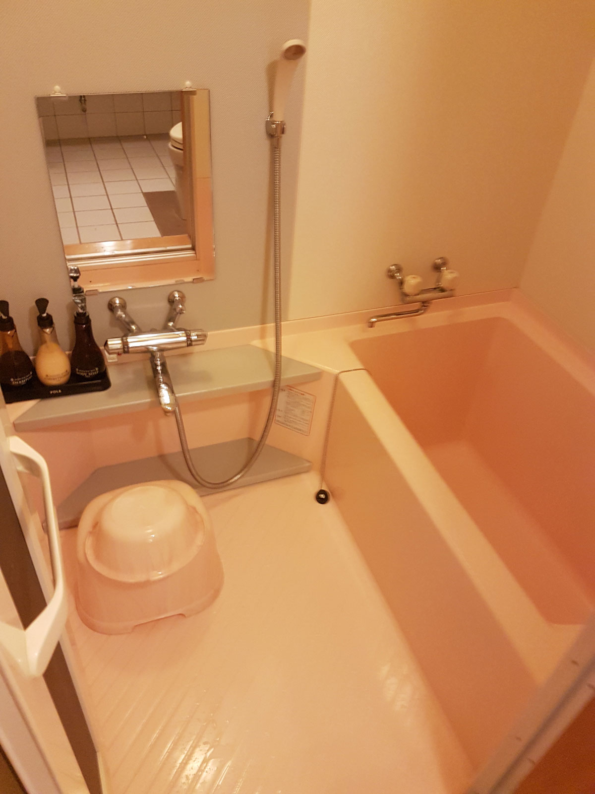 Dusche Im Badezimmer Im Japanischen Style, Sie Werfen Sich In Schale