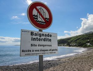 Die Strandidylle auf La Réunion trügt: Viele Buchten sind nach Haiangriffen gesperrt.