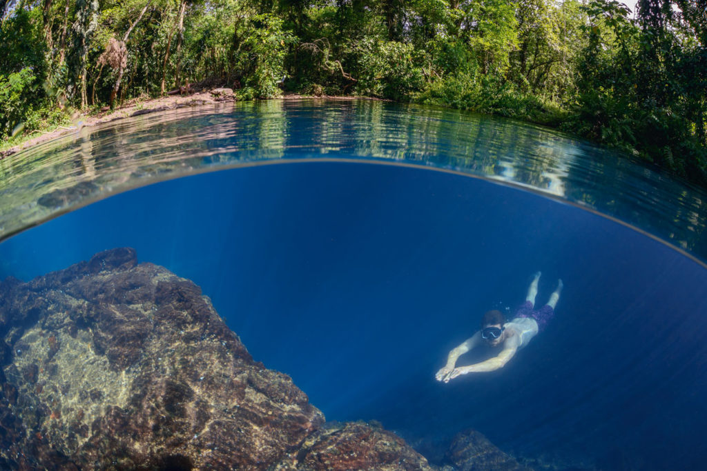 Herrlich klar ist das Wasser in dem Quelltopf in der Nähe des Wasserfalls Pulhapanzak. Foto: W. Pölzer