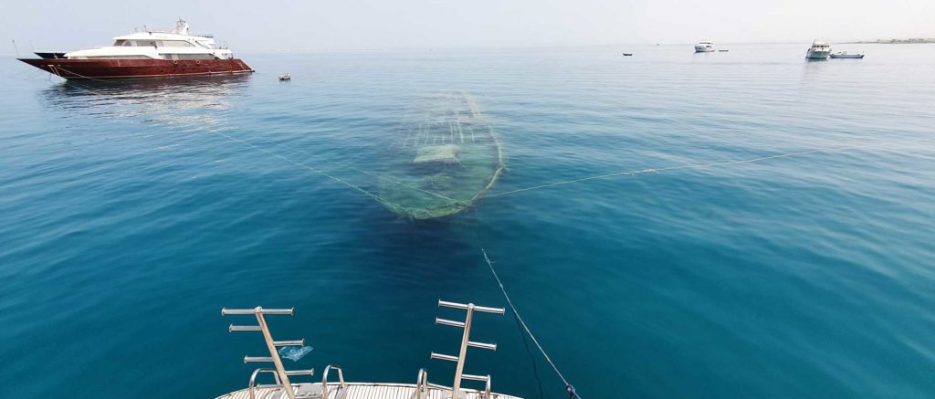 Die "Balena" liegt in nur neun Metern Tiefe und schimmert einem duchs Wasser entgegen. Foto: H. Hoepfner