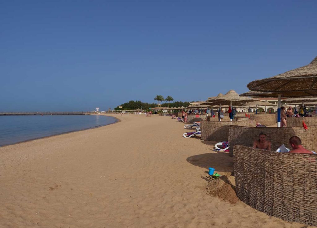 Blick auf den hoteleigenen Strand. Wer ein rotes Fähnchen an seinem Liegeplatz aufstellt, wird von den Animateuren in Ruhe gelassen. Foto: H. Hoepfner