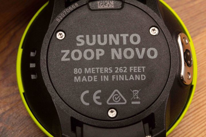 Etwas verwunderlich: Suunto verzichtet darauf, dass Benutzer die Batterie selber wechseln können. Kein anderer Hersteller leistet sich den Verzicht auf dieses Verkaufsargument. Damit unterstützt Suunto den Fachhandel (gut), aber nicht den Konsumenten (schlecht).