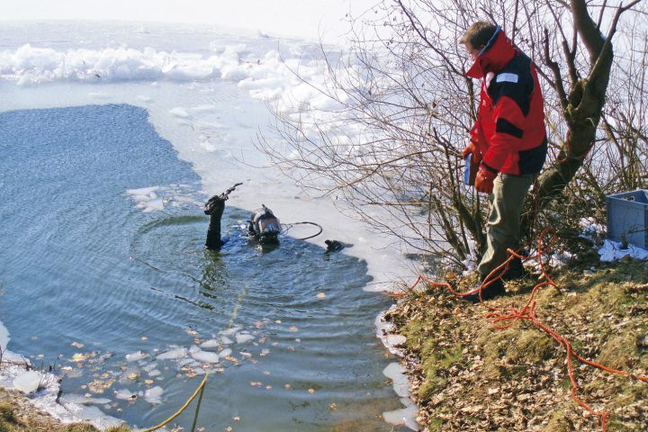 Training auch unter widrigen-Verhältnissen: Bereitschaftstaucher über die Suche unter Eis.