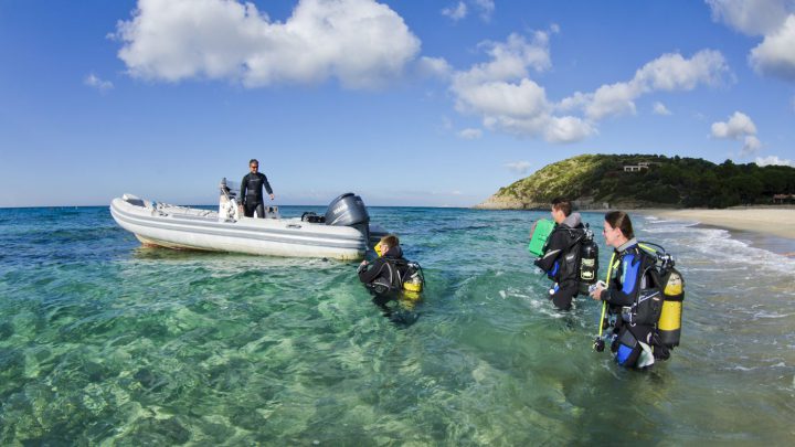 Shuttle zum Tauchgang: das Schlauchboot der Tauchbasis Oceanblue Diving.