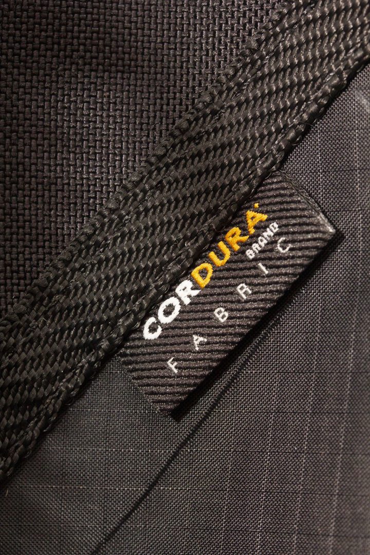 Der Trockentauchanzug selber ist aus robustem Cordura gefertigt. Er ist ein klassischer Trilaminat-Anzug.