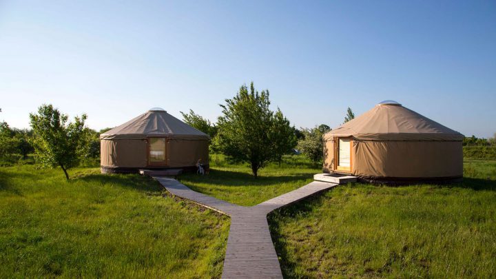 Wie die Mongolen: Neben dem Zeltplatz und Ferienhäusern kann man in der Schladitzer Bucht auch eine Jurte als Unterkunft wählen - eine gute Übernachtungsmöglichkeit für Gruppen und Familien.