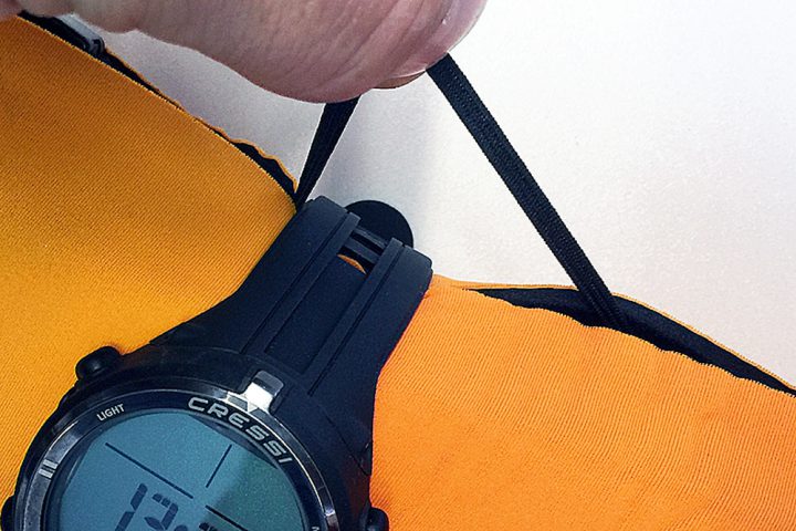 Mini-Detail: Gut versteckt an beiden Armen findet sich am Reißverschluss ein kleines Gummiband zur Fixierung der Instrumente.