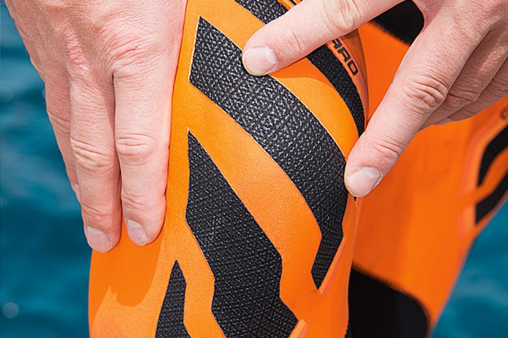 Camaros Farbanzug im Detail: Die geklebten Knie-Applikationen sind nicht nur dekorativ, sondern schützen diesen besonders beanspruchten Bereich vor Verschleiß.