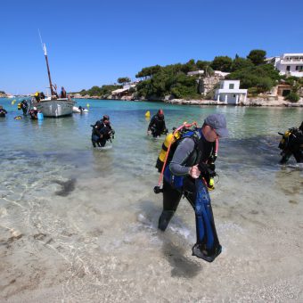 Die Tauchbasis liegt direkt an der kleinen Badebucht Cala Santandria. Foto: M. Krüger