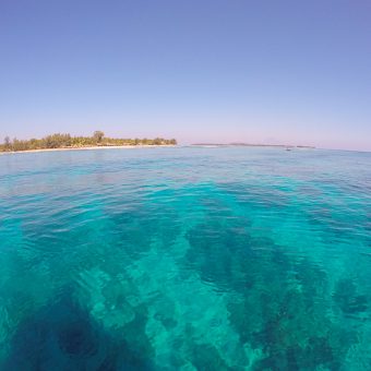 Glasklares und türkisfarbenes Wasser umgibt die Insel Gili Trawangan.