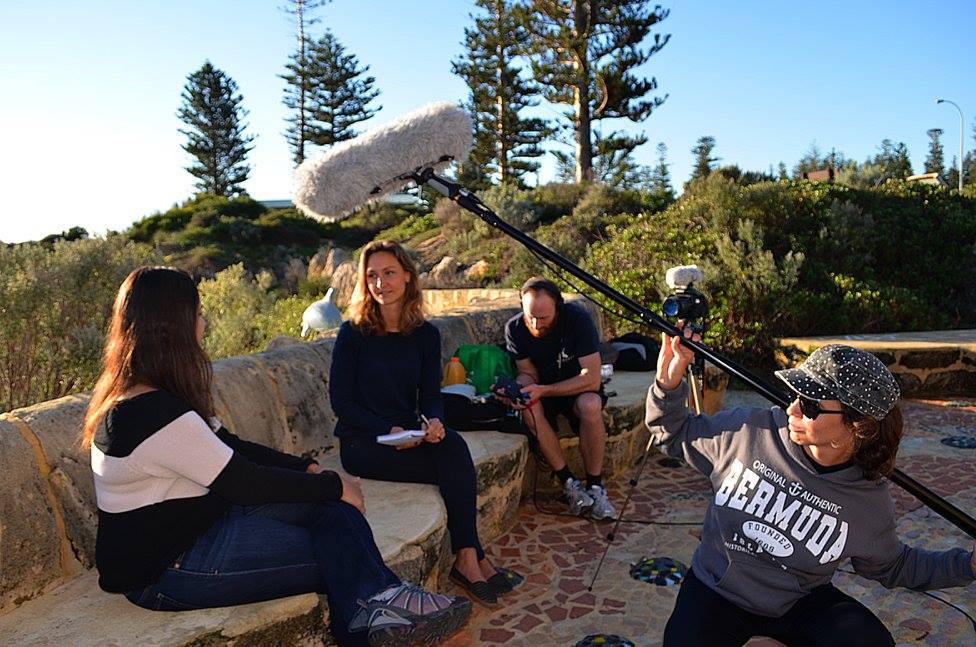 Meeresbiologin Johanna Zimmerhackel im Interview mit Luciana Ferreira: Dokumentarfilm soll Aufklärungsarbeit leisten. Foto: Shark Savers Germany