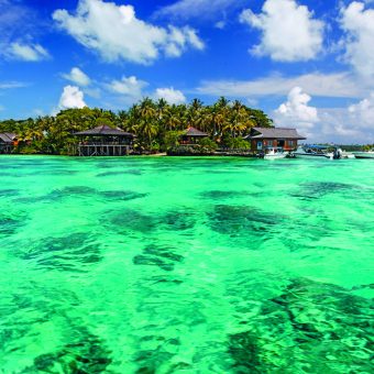 Das Nabucco-Resort im Maratua-Atoll liegt auf einer paradiesischen Insel umgeben von traumhaften Riffen.