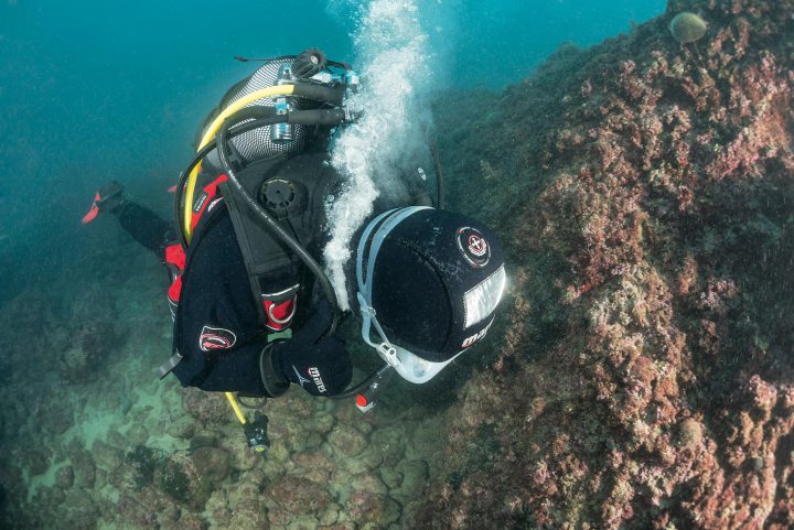 Plötzlich hören die beiden ein lautes Zischen. Was ist das? Der Automat kann ja nicht abblasen, denn das Wasser ist nicht richtig kalt. Foto: W. Pölzer