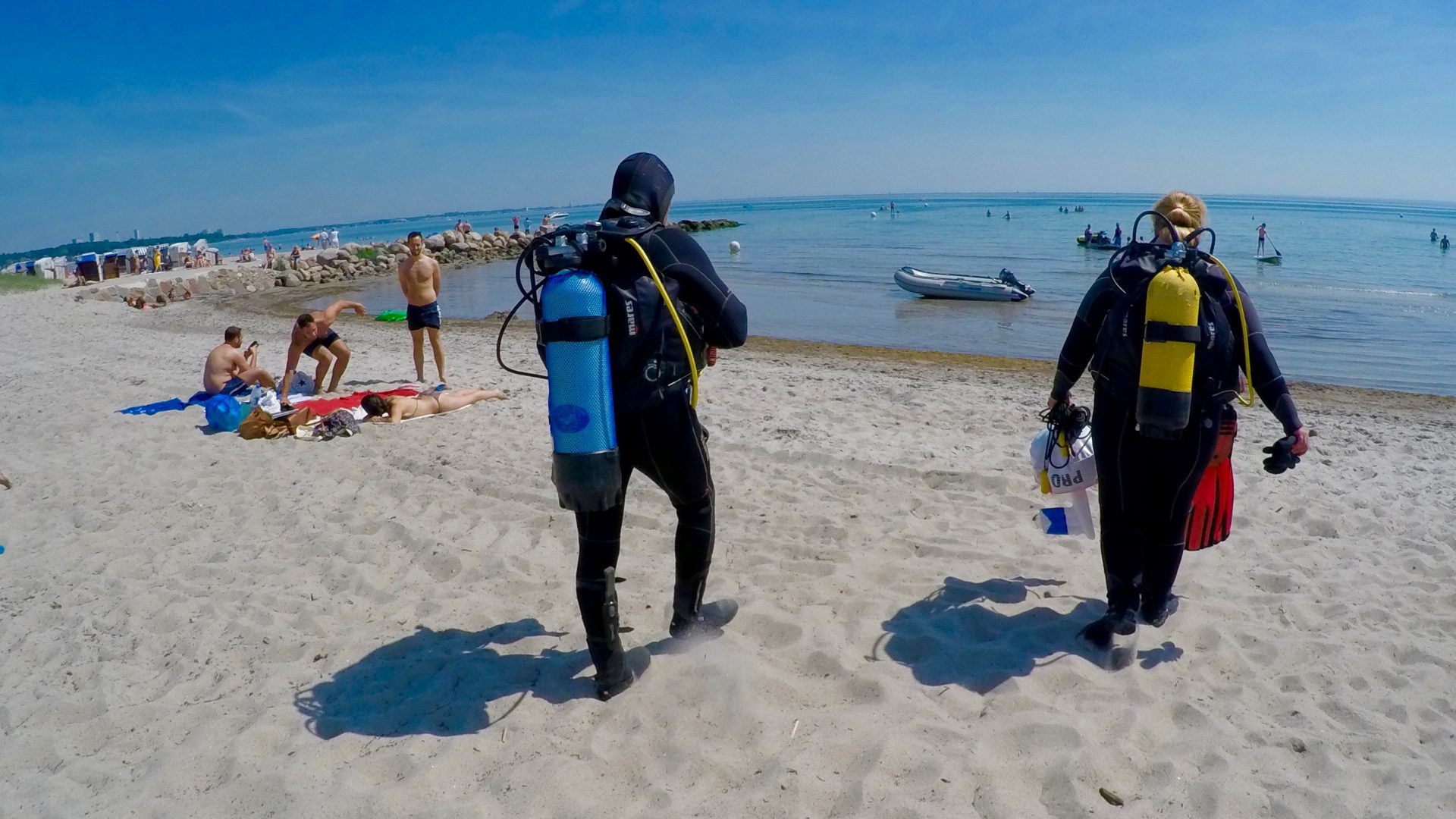 Vorbei an den Badegästen und ab ins Wasser: Als Taucher am Ostseestrand ist man immernoch eine Attraktion.