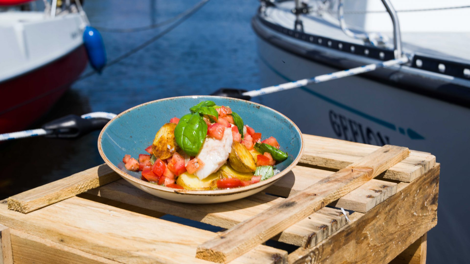 Frischer Fisch geht an der Küste immer. Leckeres Dorschfilet mit einer leichten Tomatensalsa.