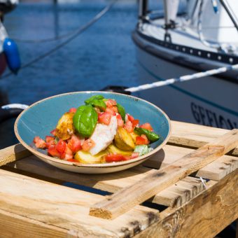 Frischer Fisch geht an der Küste immer. Leckeres Dorschfilet mit einer leichten Tomatensalsa.