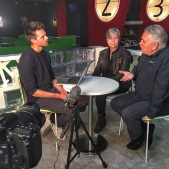 TAUCHEN-Redakteur Timo Dersch spricht mit Haischützer Gerhard Wegner.