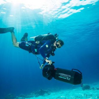German Arango, der Tech-Spezialist von Buddy Dive Bonaire, hat seine helle Freude mit den neuen UW-Scootern.