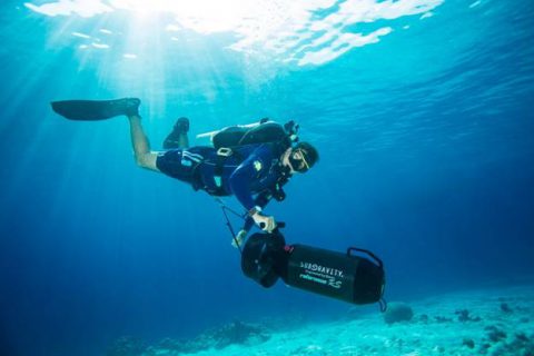 German Arango, der Tech-Spezialist von Buddy Dive Bonaire, hat seine helle Freude mit den neuen UW-Scootern.