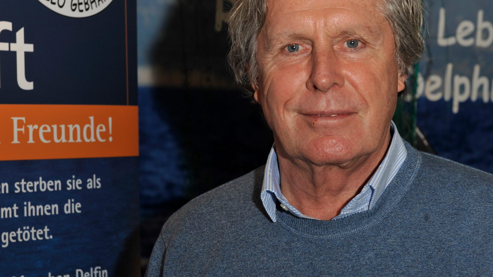 Der Schauspieler Sigmar Solbach am Stand der Gesellschaft zur Rettung der Delphine auf der Boot in Düsseldorf.