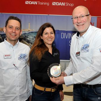 Für das Tauchsportcenter Esslingen erhielt Susanne Olah die Ehrung während der boot 2017.