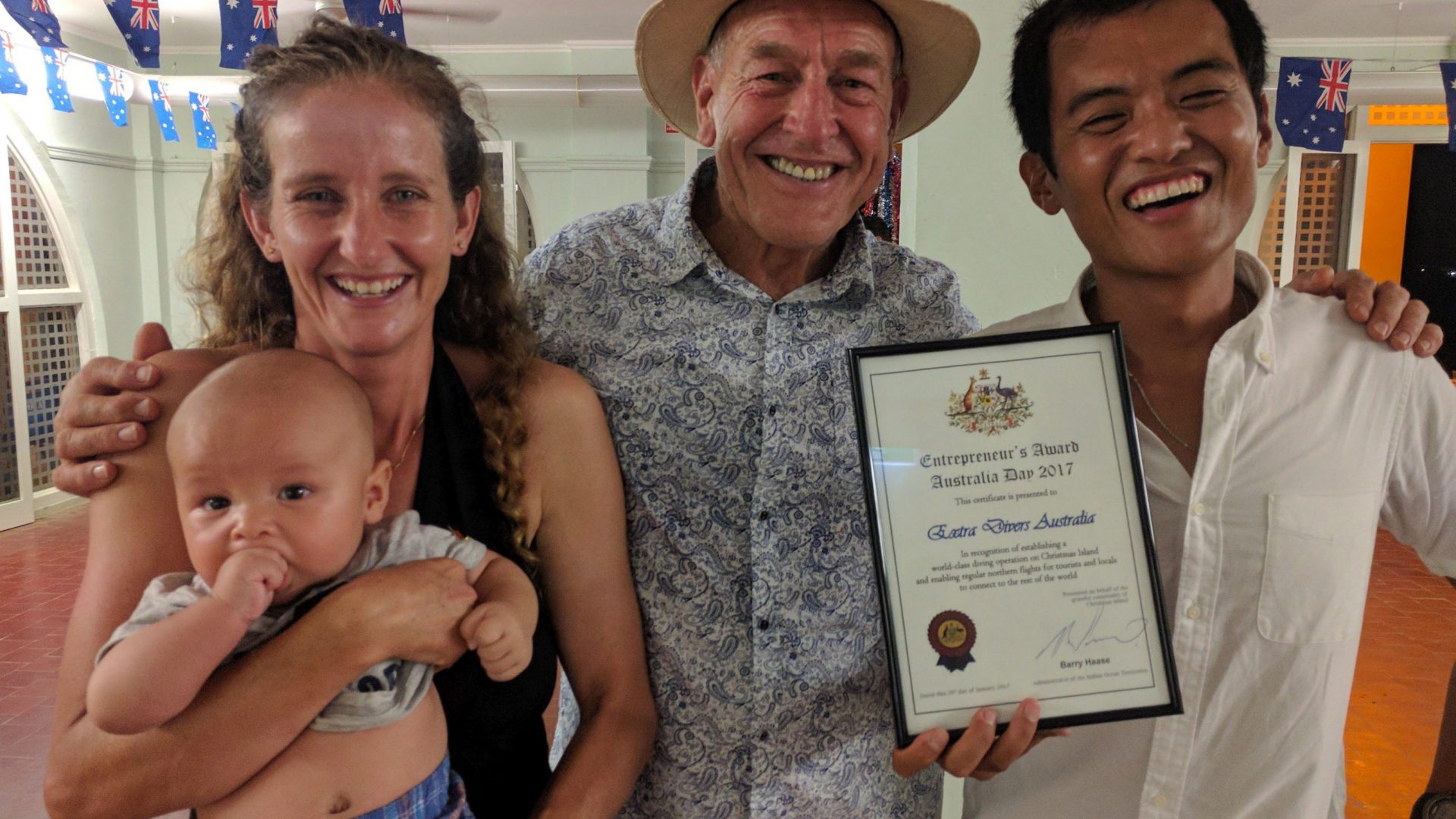 Glückliche Sieger: Die Extra Divers Christmas Island haben eine Ehrung für ihre besonderen Leistungen auf der abgelegenen Insel erhalten.
