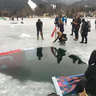 Apnoe-Weltrekord im Streckentauchen unter Eis: Die türkische Fahne wurde im Loch im Eis gehisst.