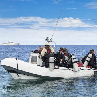 Mit der Pelagian (im Hintergrund) geht es im Sommer auf extralange Tauchsafaris.