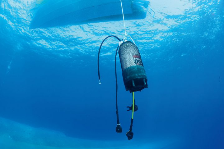 Notfall-Flasche: Zur Sicherheit beim Safety-Stop wird in fünf Metern Tiefe eine Backup-Flasche positioniert.