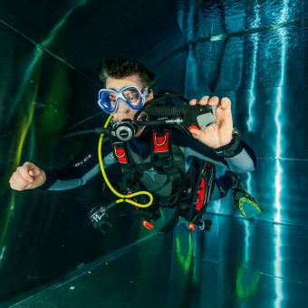 Viele Taucher üben im Schwimmbecken: Im Flachwasser ist gute Tarierung wichtig. Foto: W. Pölzer