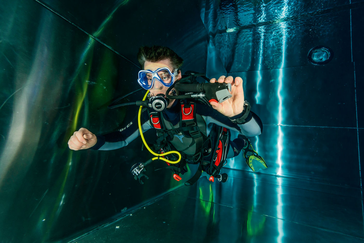 Viele Taucher üben im Schwimmbecken: Im Flachwasser ist gute Tarierung wichtig. Foto: W. Pölzer