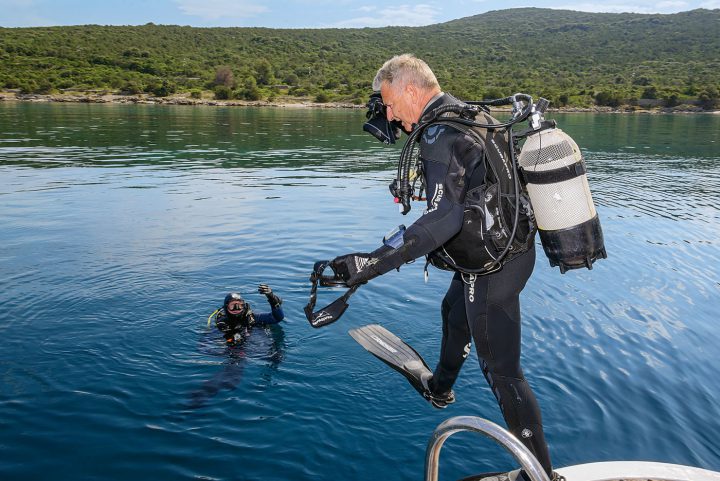1. Solo-Einstieg: Peter wartet ungeduldig im Wasser. Willi zieht sich schnell an und macht sich bereit für den Einstieg (Fehler 1).