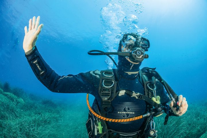 4. Er setzt die Maske auf und drückt den Inflator, aber nichts passiert. Der Sinkflug in die Tiefe ist nicht aufzuhalten.